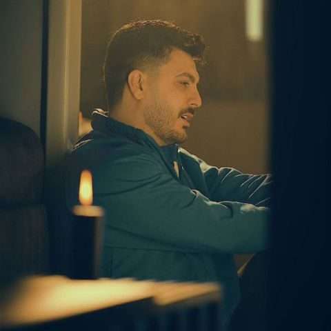 آیهان شمع و پروانه